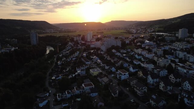 Luftaufnahme von Nussbaumen mit Dorf und Sonnenuntergang in der Schweiz