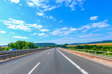 A81 in Fahrtrichtung Westen an der Jagsttalbr&uuml;cke bei Neuenstadt am Kocher in Baden-W&uuml;rttemberg