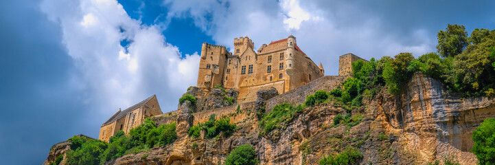 Obraz premium Château de Beynac, Beynac-et-Cazenac, the Dordogne, France panoramic view 