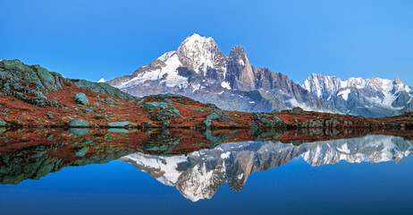 Obraz premium Mont Blanc, the highest peak in the Alps, rises elegantly above the alpine landscape near Chamonix on the border of France and Italy. At 4,808 meters, Mont Blanc is one of Europe’s most iconic natural
