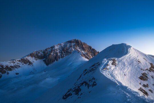 alba sul corno grande del gran sasso d'italia visto dalla cresta del rifugio duca degli abruzzi