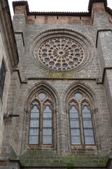 Obraz premium Fachada de iglesia gótica con rosetón y ventanas en piedra