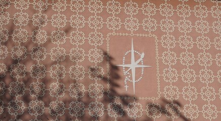 Patrón arquitectónico con sombra y símbolo religioso