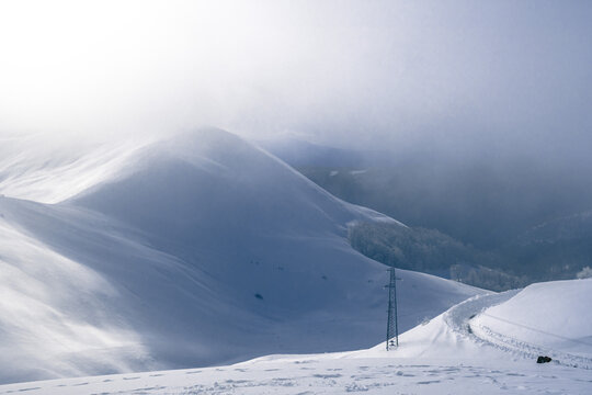 nuvole basse su monte rotondo nel massiccio del terminillo, in provincia di rieti, si fondono con il terreno ricoperto dalle intense nevicate
