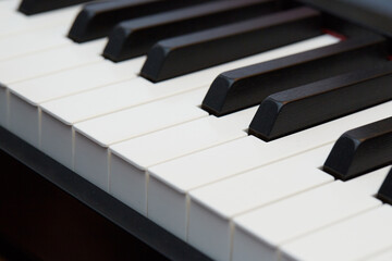 Ręce dziecka na fortepianie, klawiszach- nauka gry © anix