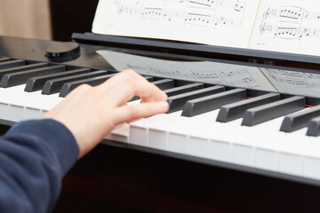 Ręce dziecka na fortepianie, klawiszach- nauka gry