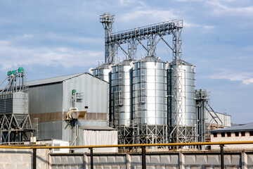 Obraz premium Giant Grain Dryer for Efficient Crop Drying