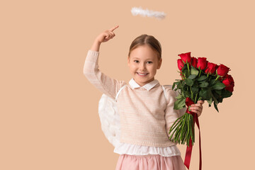 Naklejka premium Cute little girl dressed as cupid with bouquet of beautiful rose flowers on beige background. Valentine's Day celebration