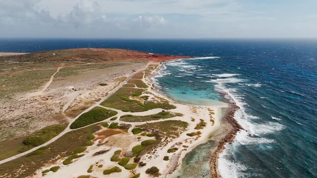 Toma a&eacute;rea de la hermosa y paradis&iacute;aca playa blanca y agua azul turquesa cristalina de Aruba, con senderos para hacer hiking/ , toma de drone de una playa paradis&iacute;aca