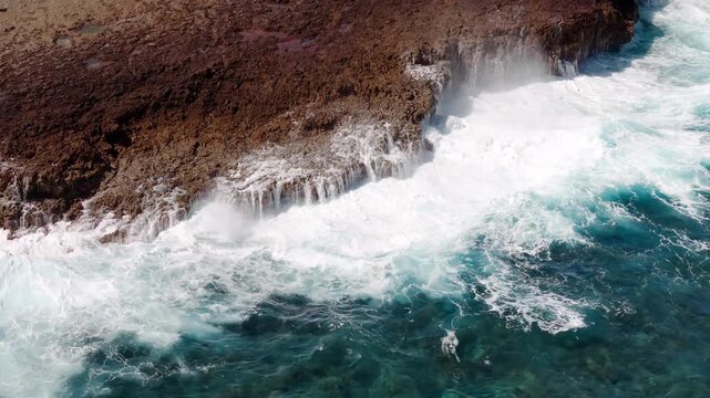 Impresionante vista a&eacute;rea de las olas rompiendo sobre las rocas rojizas de Aruba