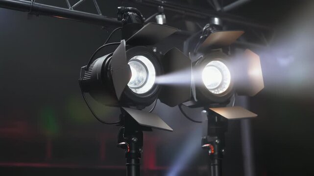 七色の光が交錯する幻想的なステージ照明演出