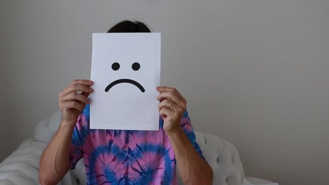 homem an&ocirc;nimo com cara de papel express&atilde;o triste 