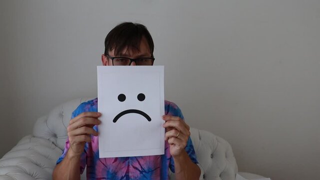 homem an&ocirc;nimo com cara de papel express&atilde;o triste 