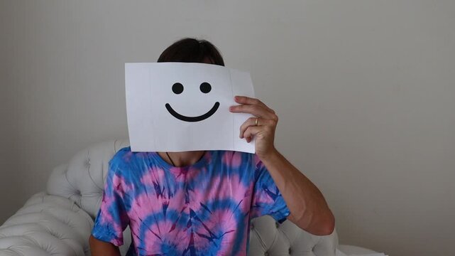 homem an&ocirc;nimo com cara de papel express&atilde;o feliz 