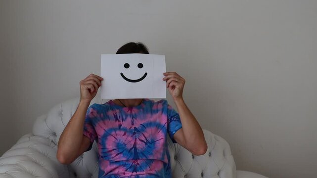homem an&ocirc;nimo com cara de papel express&atilde;o feliz 