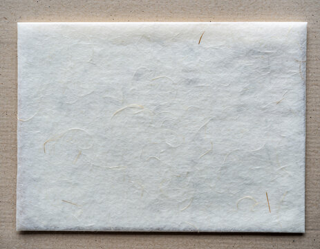 楮紙（こうぞし）のテクスチャ 太い繊維が絡み合う伝統的な和紙 背景素材/Traditional Kozo paper texture with thick natural fibers background