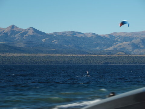 Kitesurf practica en lago con fondo de monta&ntilde;as