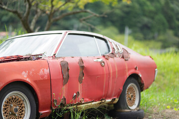 放置された赤い車