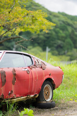 放置された赤い車