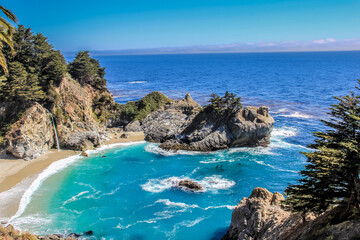 Obraz premium A beautiful blue ocean with a rocky shoreline