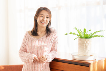 部屋でリラックスする若い女性