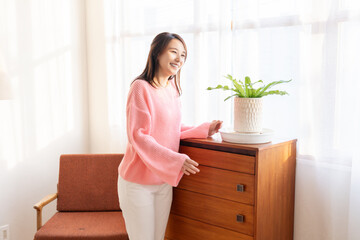 部屋でリラックスする若い女性