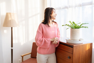 部屋でリラックスする若い女性