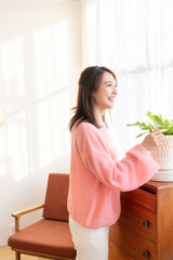 部屋でリラックスする若い女性