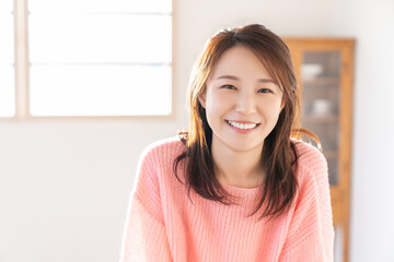 部屋でリラックスする若い女性