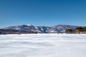 氷結した桧原湖