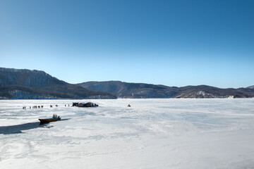 氷結した桧原湖