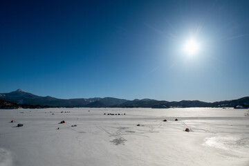氷結した桧原湖