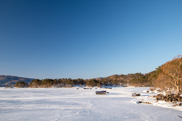 氷結した桧原湖