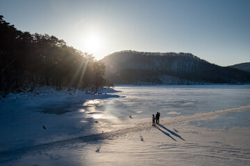 氷結した小野川湖