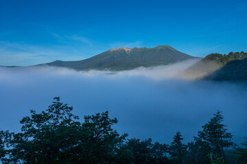 雲海に浮かぶ御嶽山　長野県 木曽町 開田高原から