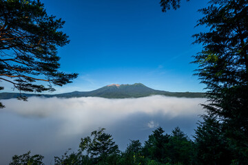 雲海に浮かぶ御嶽山　長野県 木曽町 開田高原から