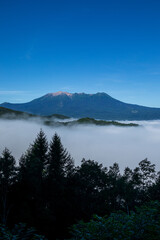 雲海に浮かぶ御嶽山　長野県 木曽町 開田高原から
