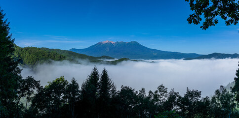 雲海に浮かぶ御嶽山　長野県 木曽町 開田高原から