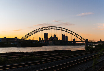 Fototapeta premium Silhouette of West End Bridge over Pittsburgh 