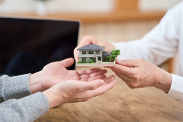 親から子へ不動産の相続をするアジア人家族