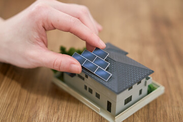 家に太陽光発電パネルを取り付けるイメージ