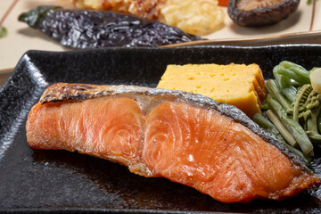 焼いた鮭の朝ごはん