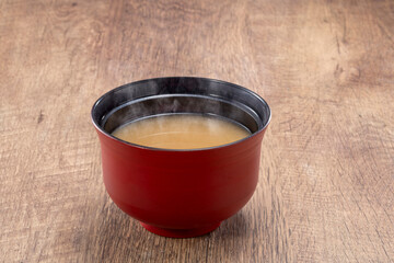 伝統的なお椀に入った温かい味噌汁 日本の朝食 発酵食品と和食のイメージ 