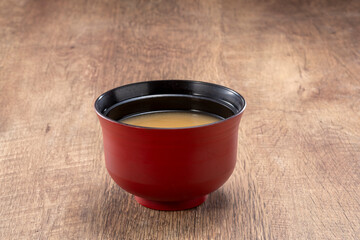 伝統的なお椀に入った温かい味噌汁 日本の朝食 発酵食品と和食のイメージ 