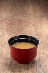 伝統的なお椀に入った温かい味噌汁 日本の朝食 発酵食品と和食のイメージ 