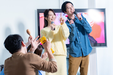 カラオケを楽しむ男女