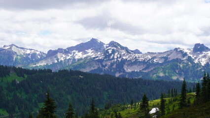 Fototapeta premium Snow covered alpine peaks of Mount Rainier mountain range