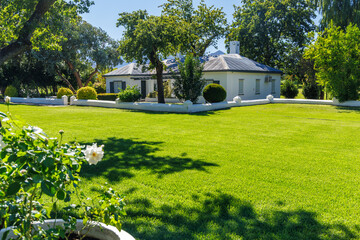 Naklejka premium Winery house surrounded by lush greenery