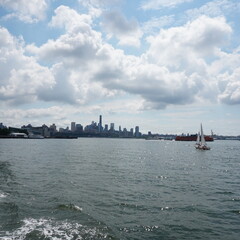 Fototapeta premium Sailboat in front of Lower Manhattan skyline, New York City