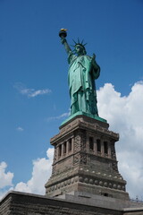 Obraz premium Statue of Liberty Standing Tall Under Bright Blue Sky